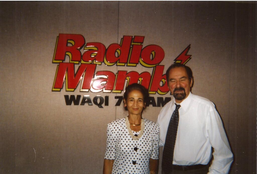 Elizabeth Burgos con el locutor y periodista Agustín Tamargo, Radio Mambí, Miami, 1996 