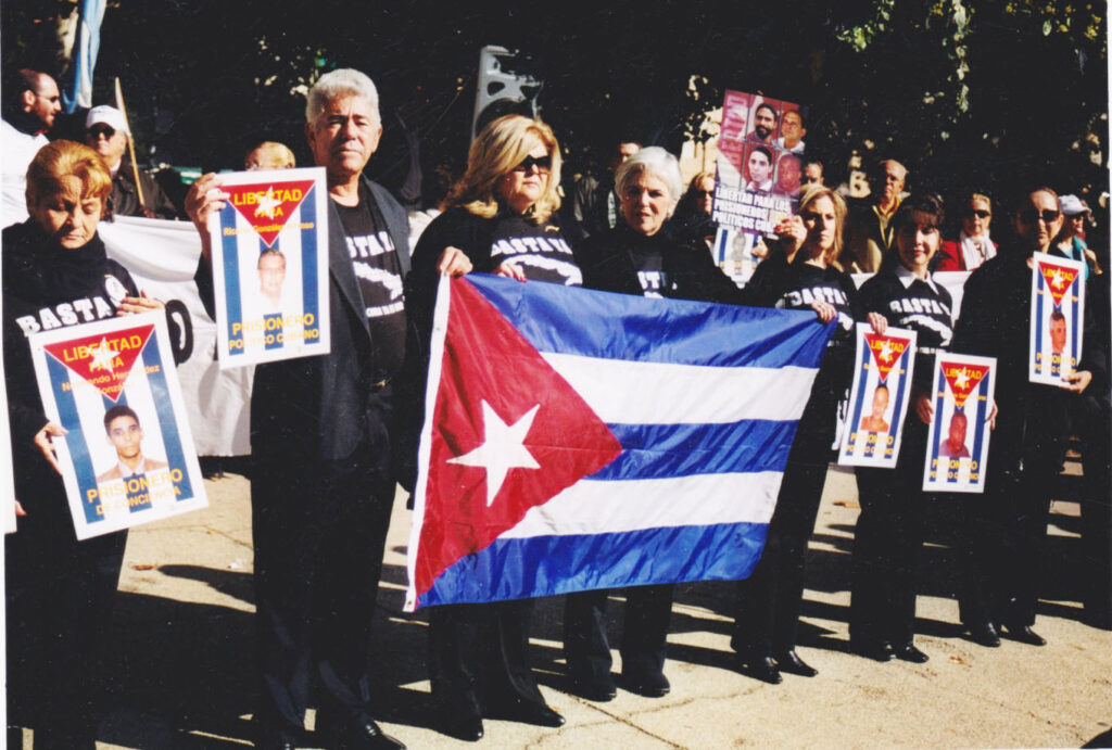 Ángel de Fana con las integrantes de MAR por Cuba en España