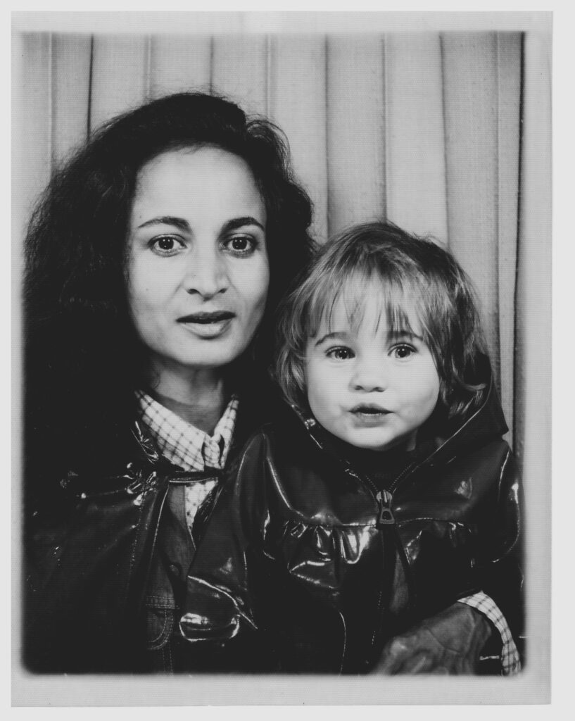 Elizabeth Burgos y su hija Laurence Debray, París, 1979