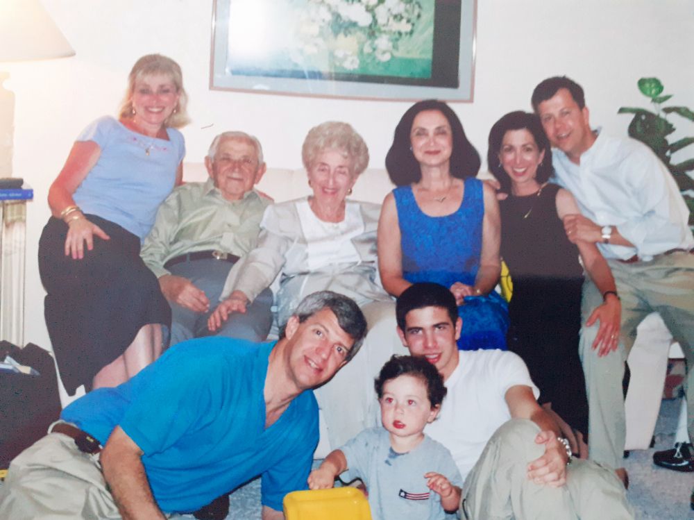 Mina y Aron Novick con sus tres hijas, yernos y nietos en Miami, década de 1990