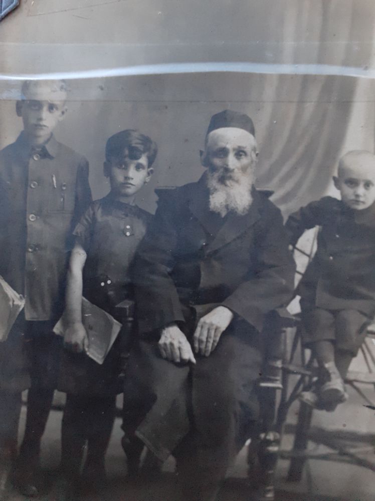 Abuelo paterno de Mina Novick con sus tres hijos en el antiguo Imperio Austro-Húngaro 