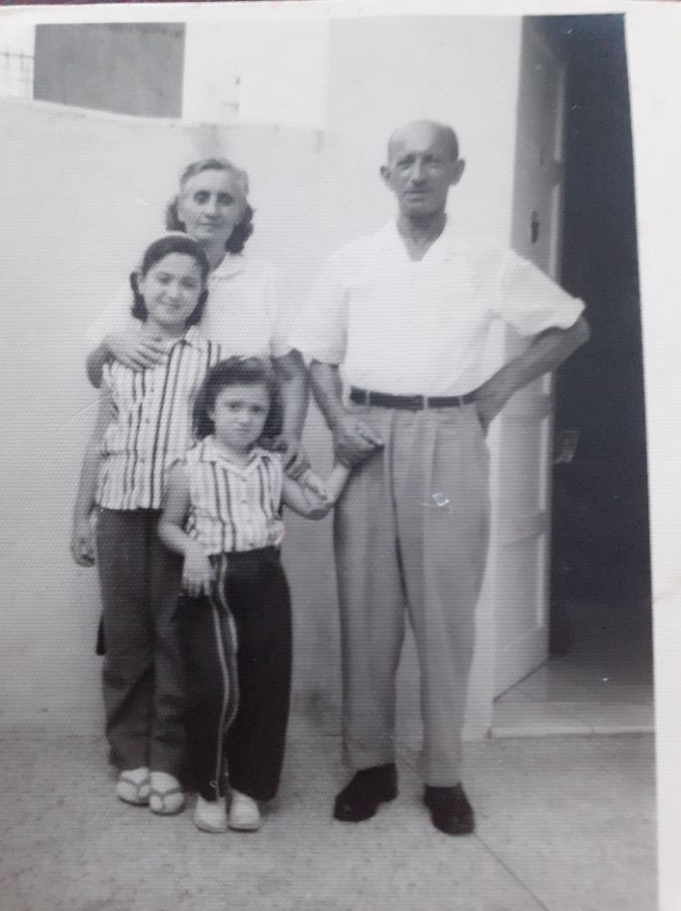 Samuel y Sarah, padres de Mina Novick, con sus dos nietas, en el apto. de Santos Suárez, La Habana, Cuba, 1957