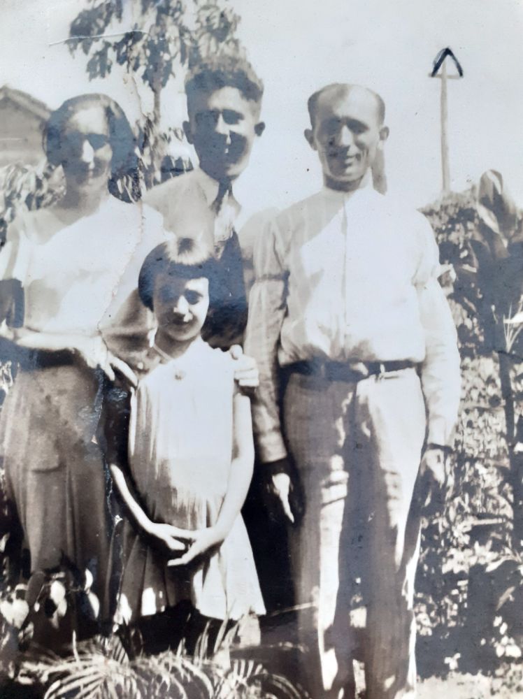 Mina Novick, sus padres y un empleado en Candelaria, Cuba, década de 1920