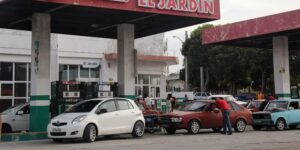 Autos en fila en eun servicentro de La Habana para abastecerse de combustible