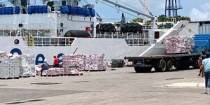 Descarga de alimentos provenientes de EE.UU. en un puerto de la Isla
