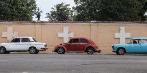 Fila de autos para comprar combustible en La Habana