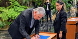 Miguel Díaz-Canel firmando el "Código de Ética de los Cuadros de la Revolución Cubana"