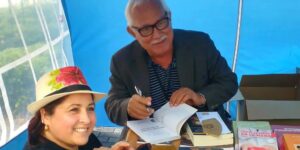 El escritor oficialista cubano Francisco López Sacha, firmando libros en la Feria de Tampa