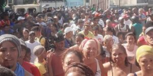 Manifestantes en Santiago de Cuba este domingo