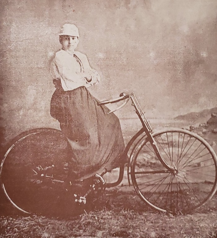 La matancera Julia García Bosch, primera cubana fotografiada mientras montaba su bicicleta