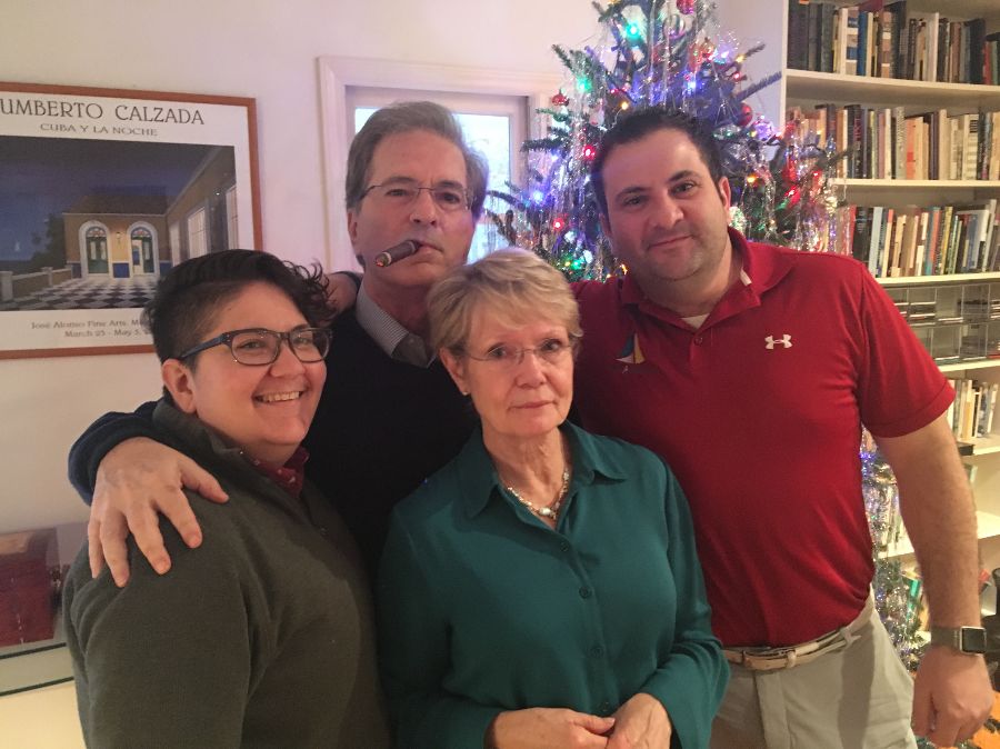 Gustavo Pérez Firmat, con su esposa e hijos, Chapel Hill, Navidades, 2019 