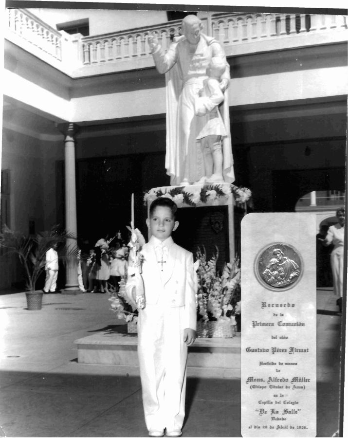 Gustavo Pérez Firmat durante su primera comunion, colegio La Salle, La Habana, 1957