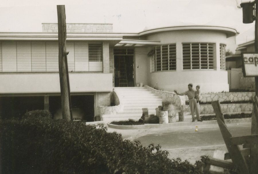 Gustavo Pérez Firmat con su padre en su casa familiar del Reparto Kohly, 1949