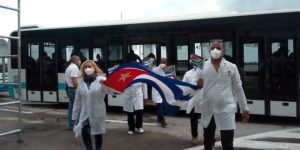 Médicos cubanos que cumplieron "misión" en Sudáfrica