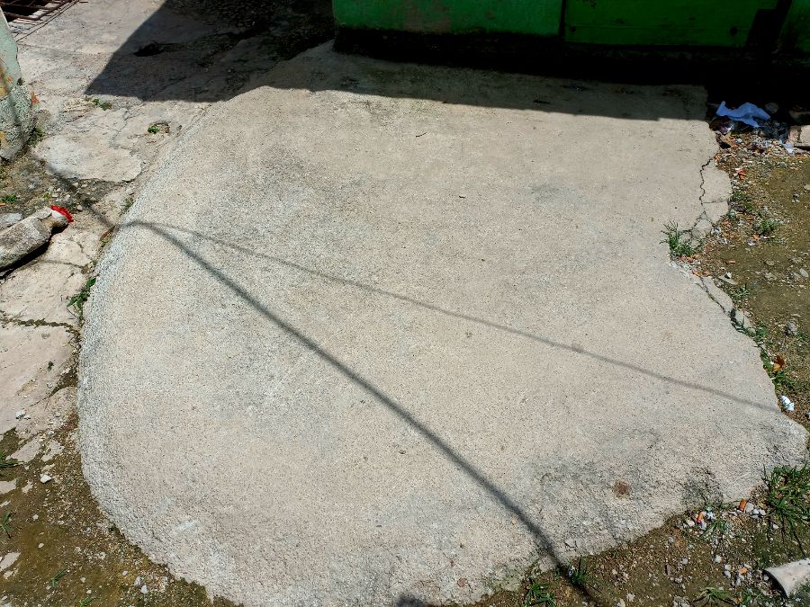 Derretido de concreto sobre la fosa 