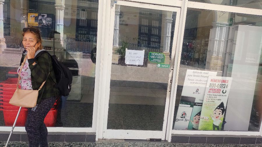 Una tienda cerrada durante un apagón en Holguín
