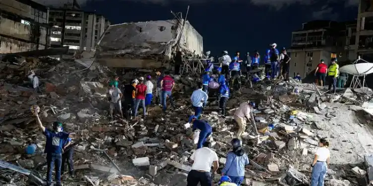 Cuerpo de emergencia en Venezuela buscan víctimas tras los sismos