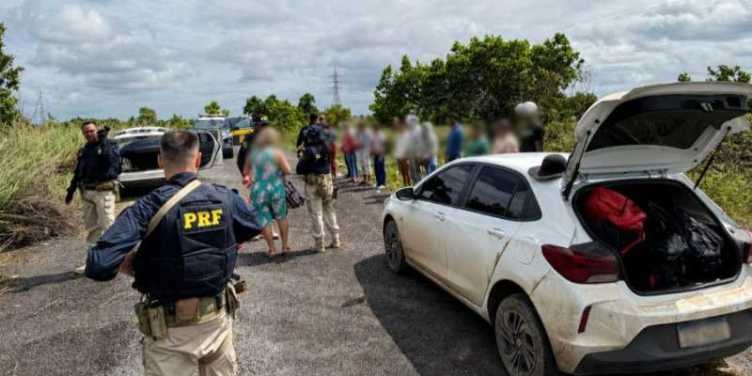 Migrantes cubanos rescatados por la Policía Rodoviaria Federal de Brasil durante un operativo en la BR-401, en Cantá, Roraima, el 8 de junio de 2026