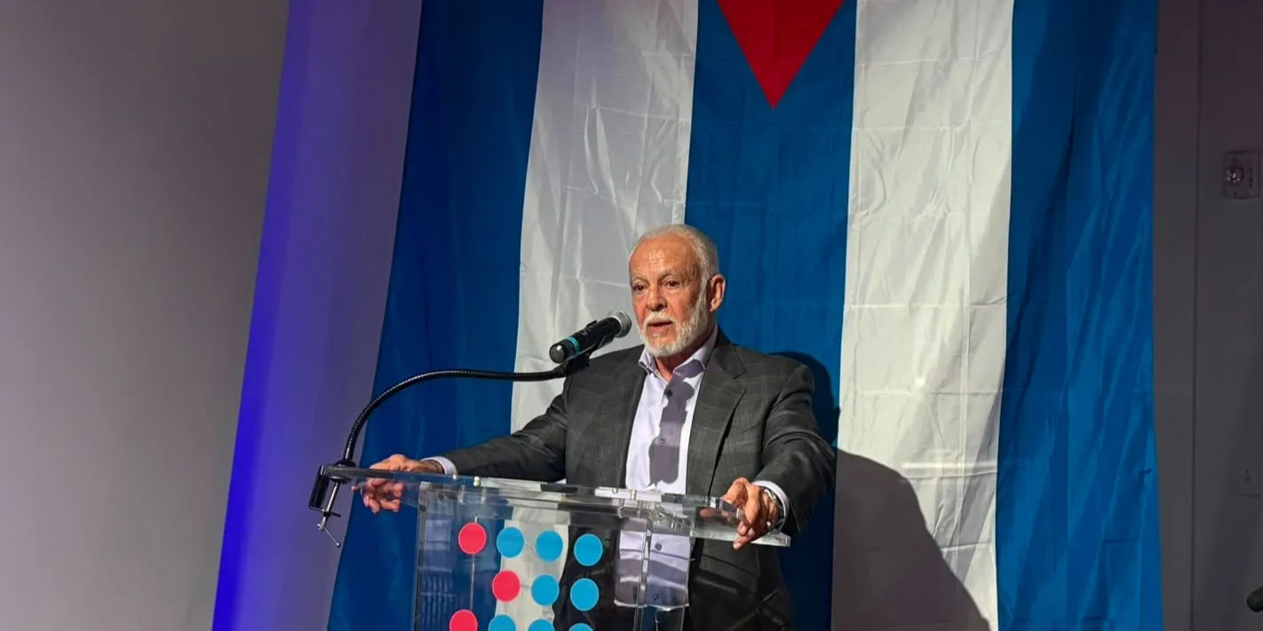 Ric Prado durante la presentación de su libro en Miami