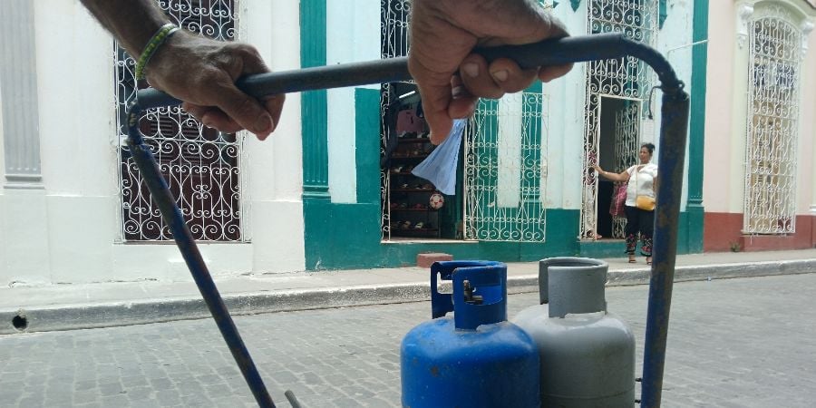 Un santaclareño transporta dos balitas de gas licuado