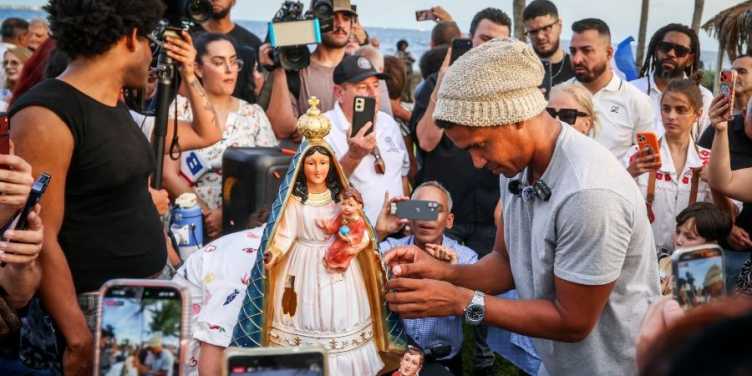 El exprisionero político y artista cubano Luis Manuel Otero Alcántara tras su llegada a Miami este sábado