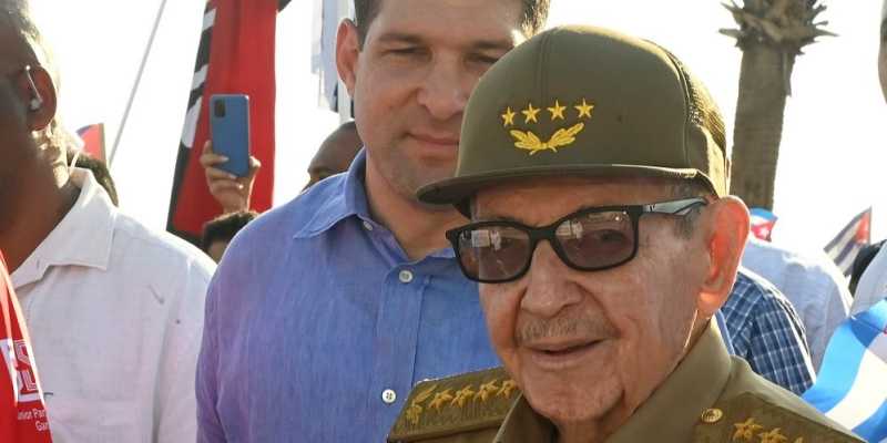 Raúl Guillermo Rodríguez Castro detrás de su abuelo, el dictador Raúl Castro
