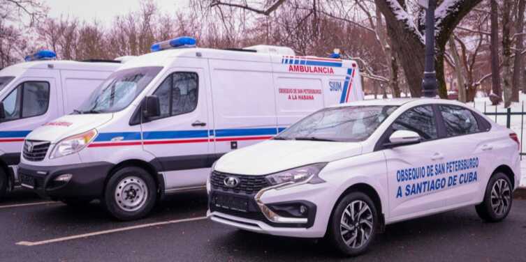 Dos de las ambulancias y un auto Lada Iskra donados por San Petersburgo a Cuba