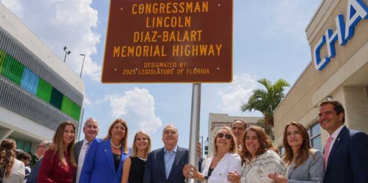 Momento de la designación de un tramo de la Calle Ocho como “Congressman Lincoln Diaz-Balart Memorial Highway”