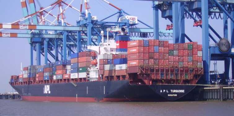 Buque portacontenedores en una terminal marítima