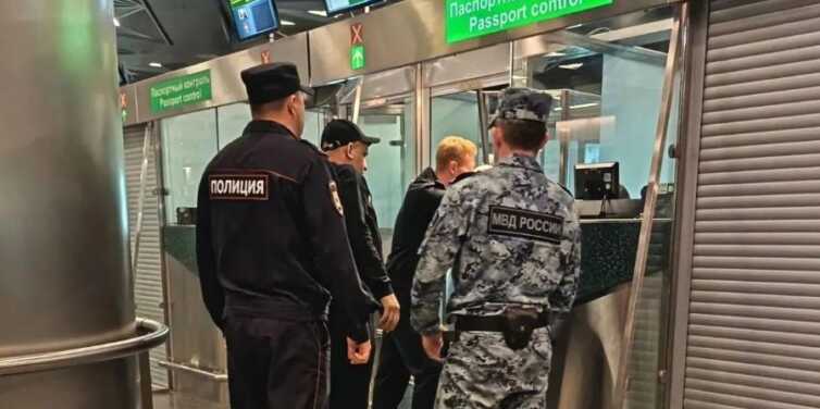 Agentes del Ministerio del Interior de Mordovia durante el traslado de dos ciudadanos cubanos deportados de Rusia el 18 de agosto de 2026, después de cumplir condenas de prisión