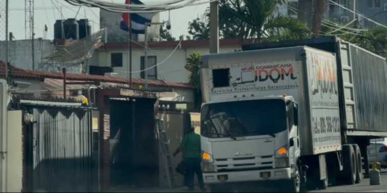 Camión de mudanza frente a la Embajada del régimen cubano en Santo Domingo