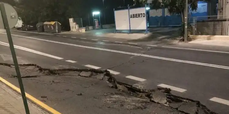 Una grita en una calle provocada por el sismo