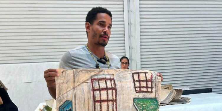 Luis Manuel Otero Alcántara muestra una de sus obras en Miami
