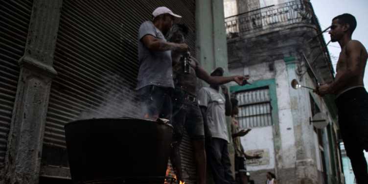 Varios cubanos cocinan en la calle, en La Habana, por la falta de electricidad en sus hogares