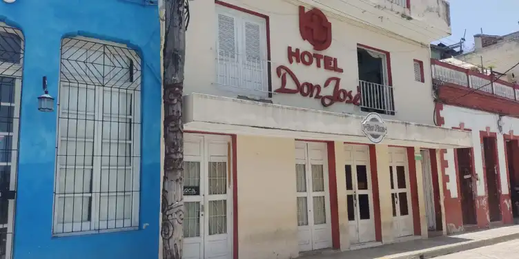 Fachada del Hotel Don José en Holguín
