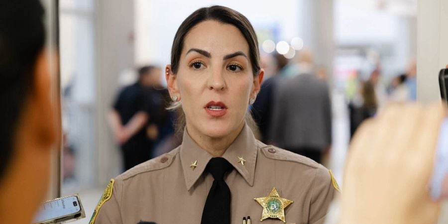 La sheriff del condado de Miami-Dade, Rosie Cordero-Stutz, habla con la prensa sobre el fatal accidente