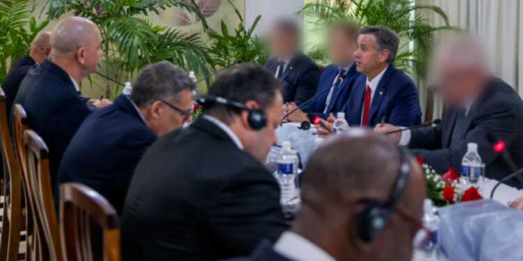 El director de la CIA, John Ratcliffe (derecha), encabezó la delegación estadounidense que viajó a La Habana a mediados de mayo de 2026