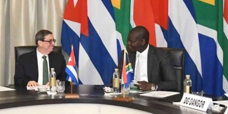 El canciller del régimen cubano, Bruno Rodríguez Parrilla, y el ministro de Relaciones Internacionales y Cooperación de Sudáfrica, Ronald Lamola, en 2025