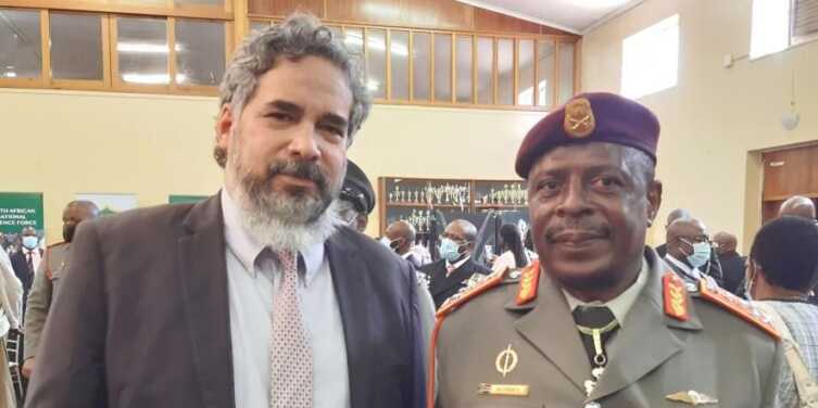 Rodolfo Benítez Verson (izq.), embajador de Cuba en Sudáfrica El embajador de Cuba en Sudáfrica de 2017 a 2021, junto al general Rudzani Maphwanya, jefe de las Fuerzas Nacionales de Defensa de ese país, durante una ceremonia de cambio de mando en Pretoria, en mayo de 2021