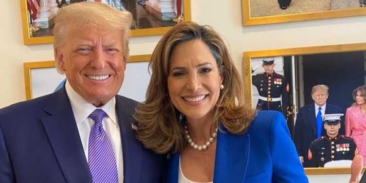 Donald Trump y María Elvir Salazar en una foto de archivo