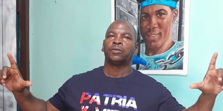 Wilber Aguilar Bravo frente a un retrato de su hijo, Walnier Luis Aguilar Rivera