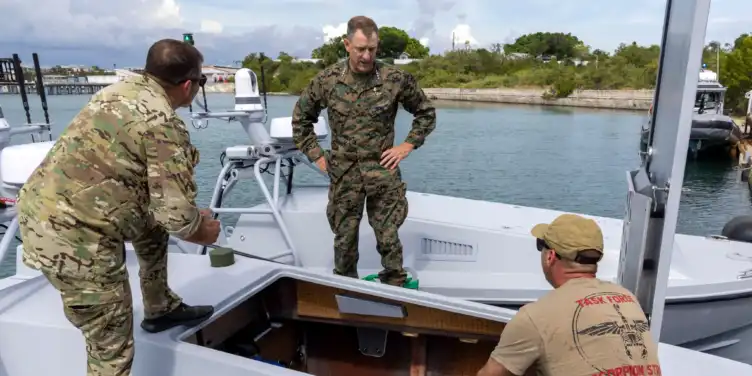 Francis L. Donovan junto a otros efectivos militares en la Base Naval de Guantánamo