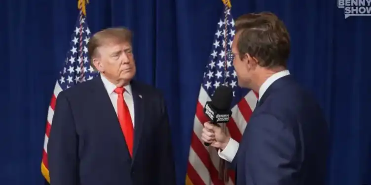 Trump en entrevista con el periodista Benny Johnson