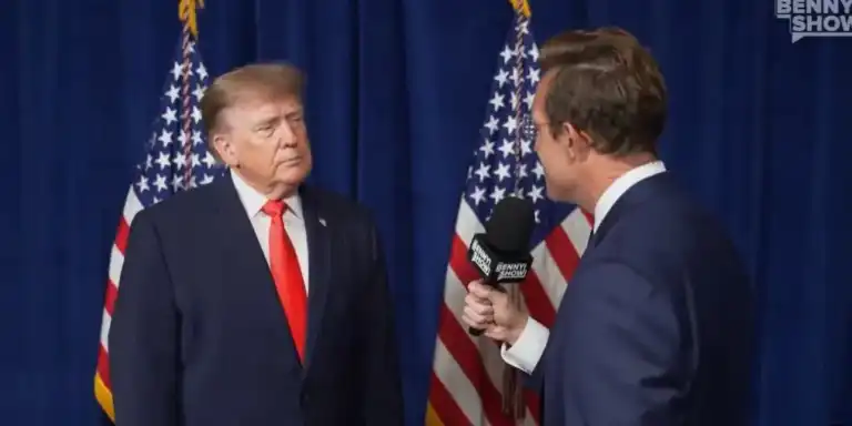 Trump en entrevista con el periodista Benny Johnson
