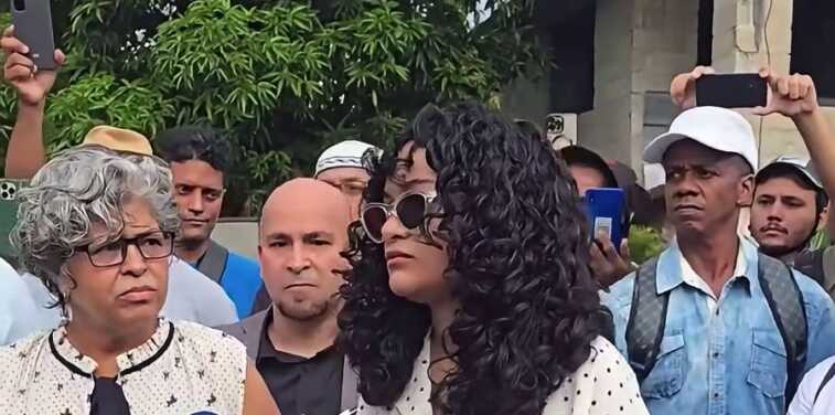 Anna Bensi y Caridad Silvente, poco antes de entrar al Tribunal Municipal Popular de La Habana del Este