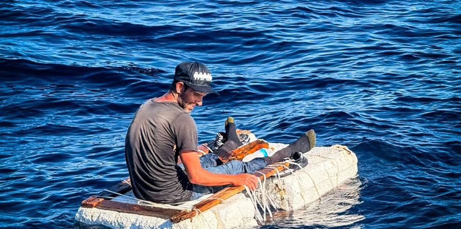 El balsero cubano, solo en su embarcación, poco antes de ser rescatado al este de Key Biscayne