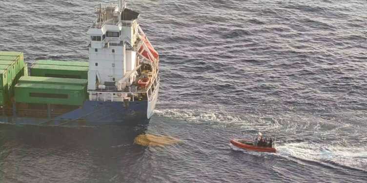 Una embarcación de la Guardia Costera de EE.UU. se aproxima al buque Grace en el mar Caribe
