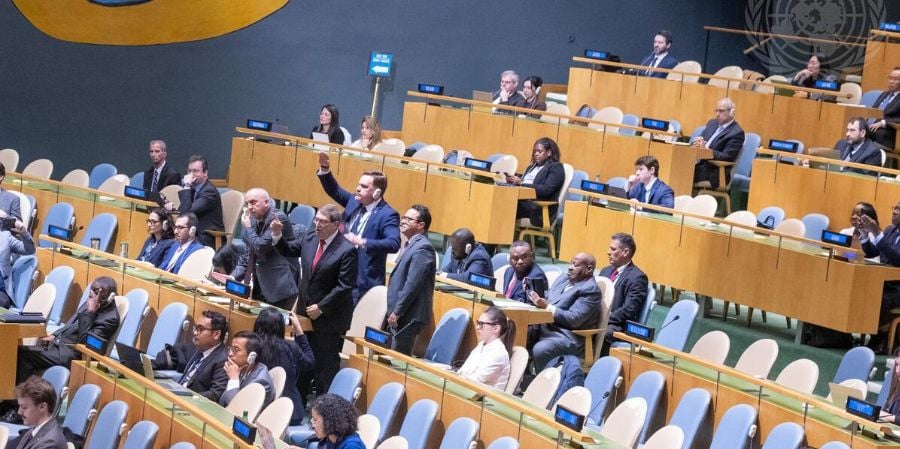 Una imagen de la delegación oficial de Cuba durante la 27.ª sesión plenaria de la Asamblea General sobre la necesidad de poner fin al embargo económico, comercial y financiero impuesto por EE.UU. al régimen cubano