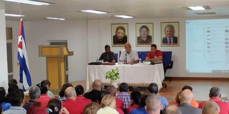 Vicente de la O Levy durante una reunión con directivos del sector del níquel en Moa, Holguín