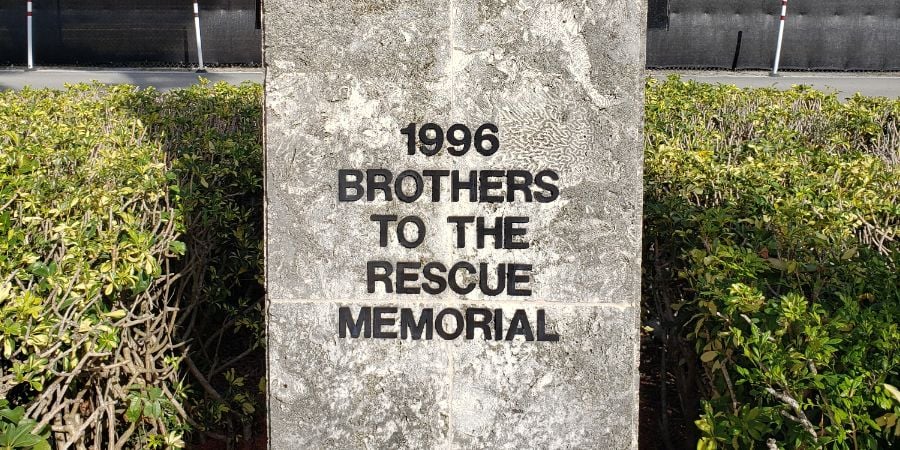 Memorial a las víctimas del derribo de las avionetas de Hermanos al Rescate en el aeropuerto de Opa-locka, Miami-Dade